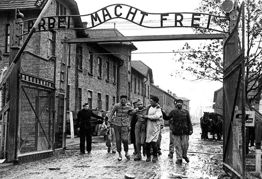 Auschwitz değil Gazze! Filistinlilere Nazilerden farksız davranan İsrail masum sivilleri soyarak işkence ediyor Auschwitz değil Gazze! Filistinlilere Nazilerden farksız davranan İsrail masum sivilleri soyarak işkence ediyor