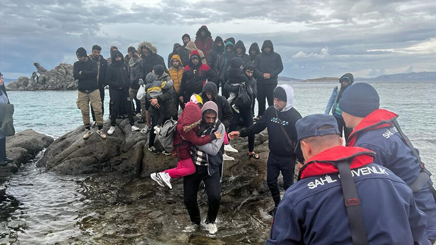 İzmir’de 280 düzensiz göçmen yakalandı, 7 organizatör tutuklandı İzmir’de 280 düzensiz göçmen yakalandı, 7 organizatör tutuklandı