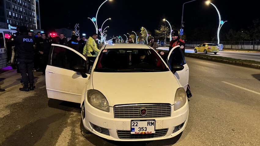 Kadıköy'de alkollü sürücü ortalığı savaş alanına çevirdi: Kırmızı ışıkta bekleyen araçlara çarptı Kadıköy'de alkollü sürücü ortalığı savaş alanına çevirdi: Kırmızı ışıkta bekleyen araçlara çarptı