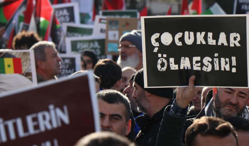 Türkiye Gazze için tek yürek oldu! Sokakta Filistin'e destek İsrail'e protesto vardı Türkiye Gazze için tek yürek oldu! Sokakta Filistin'e destek İsrail'e protesto vardı