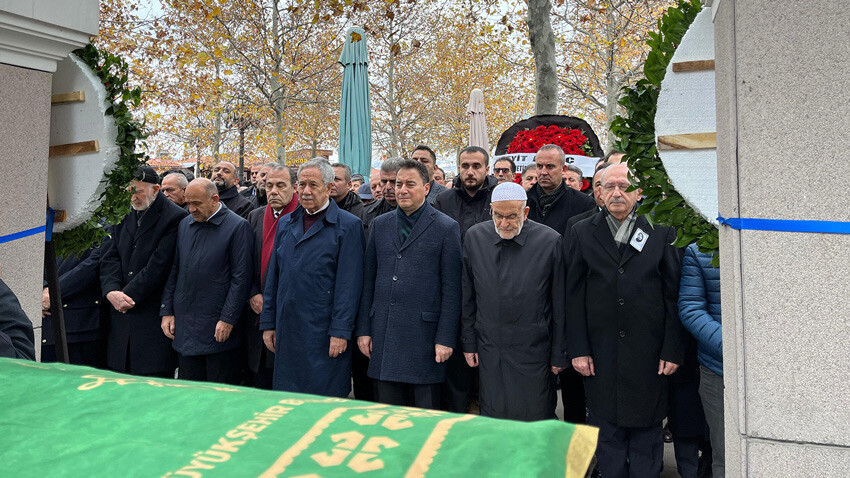 Ali Babacan'ın annesi Güner Babacan son yolculuğuna uğurlandı Ali Babacan'ın annesi Güner Babacan son yolculuğuna uğurlandı