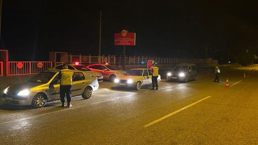 Kadıköy'de alkollü sürücü ortalığı savaş alanına çevirdi: Kırmızı ışıkta bekleyen araçlara çarptı Kadıköy'de alkollü sürücü ortalığı savaş alanına çevirdi: Kırmızı ışıkta bekleyen araçlara çarptı