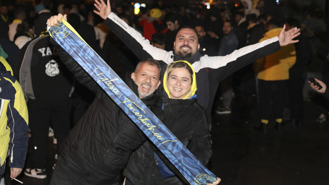 Fenerbahçe'ye 'şampiyon' tezahüratlarıyla karşılama! Taraftar Samandıra'ya koştu Fenerbahçe'ye 'şampiyon' tezahüratlarıyla karşılama! Taraftar Samandıra'ya koştu