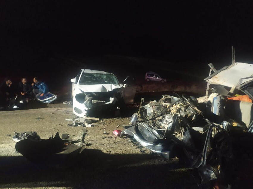 Adıyaman'da katliam gibi kaza! İki araç kafa kafaya çarpıştı: 4 ölü, 6 yaralı Adıyaman'da katliam gibi kaza! İki araç kafa kafaya çarpıştı: 4 ölü, 6 yaralı