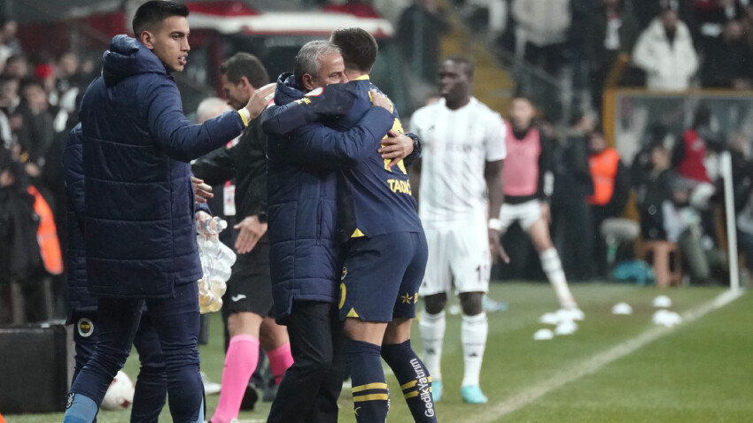 Fenerbahçe'ye 'şampiyon' tezahüratlarıyla karşılama! Taraftar Samandıra'ya koştu Fenerbahçe'ye 'şampiyon' tezahüratlarıyla karşılama! Taraftar Samandıra'ya koştu