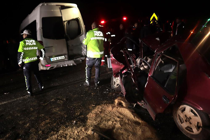 Muğla'da feci kaza! Yolcu minibüsü ile çarpışan araç hurdaya döndü, 2 kişi öldü