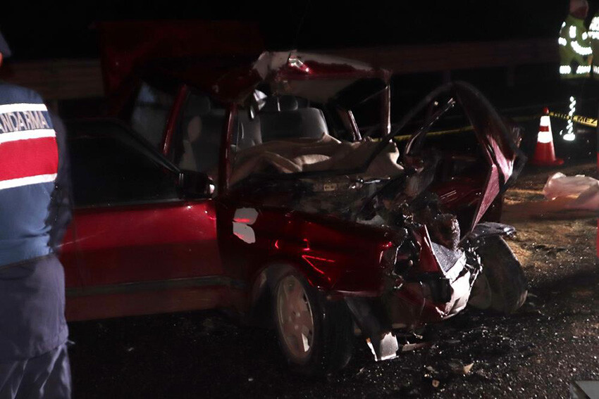 Muğla'da feci kaza! Yolcu minibüsü ile çarpışan araç hurdaya döndü, 2 kişi öldü