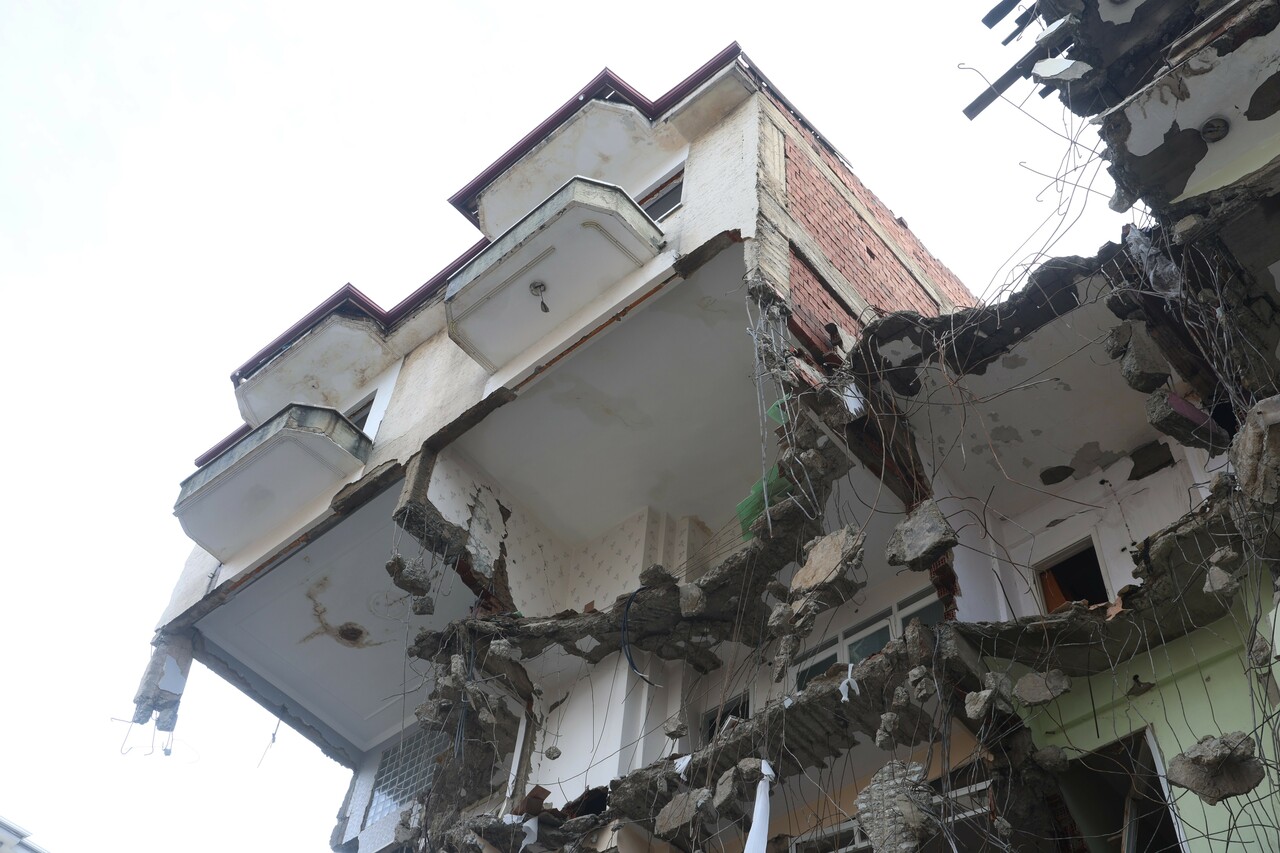 Ağır hasarlı ama... Tek kolonda asılı kaldı, herkes hayret etti