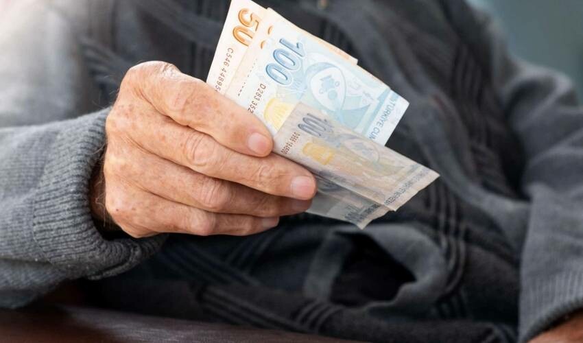 Emeklilere müjde gibi müjde! Dev banka emekli promosyon rakamlarını güncelledi, emekli kenara para bile koyabilecek Emeklilere müjde gibi müjde! Dev banka emekli promosyon rakamlarını güncelledi, emekli kenara para bile koyabilecek