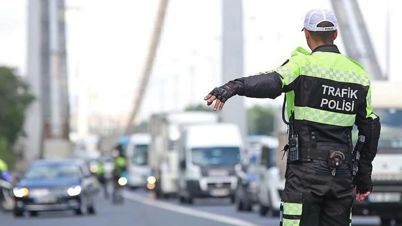 Emniyetten ülke genelinde trafik denetimi! Sürücülere ceza yağdı