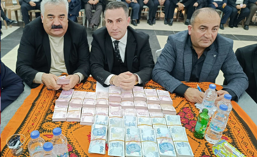 Düğünde takıları 8 kişi sayabildi! Geline kilolarca altın, damada milyonlarca lira takıldı