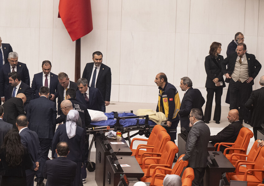 Saadet Partili Hasan Bitmez, TBMM kürsüsünde kalp krizi geçirerek yere yığıldı Saadet Partili Hasan Bitmez, TBMM kürsüsünde kalp krizi geçirerek yere yığıldı