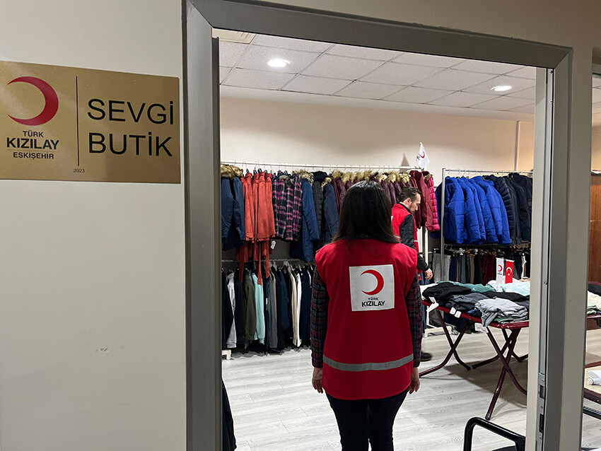 Bu butikte kışlık kıyafetler ücretsiz! Örnek proje hayata geçirildi