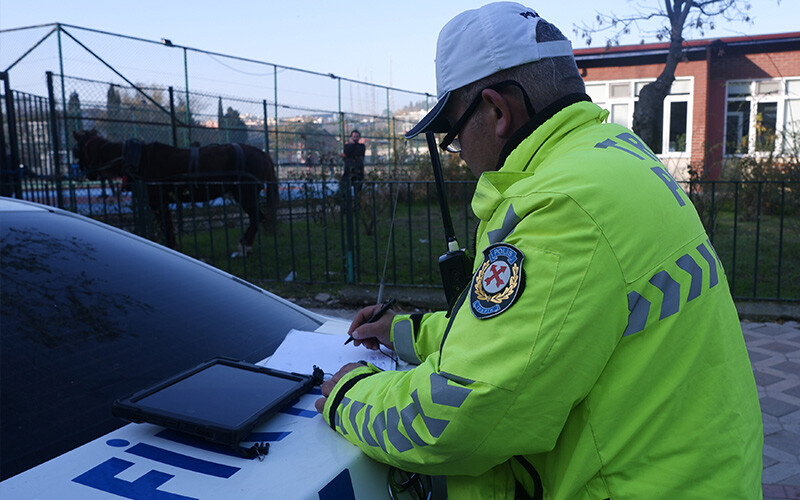 At arabası, otomobillere karşı! 5 aracı pert etti... Vatandaşlar gözlerine inanamadı