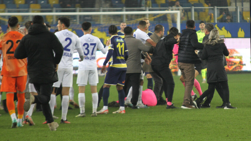 Emre Belözoğlu Meler'e saldırı sonrası Ankaragücü'ndeki teknik direktörlük görevinden istifa etti Emre Belözoğlu Meler'e saldırı sonrası Ankaragücü'ndeki teknik direktörlük görevinden istifa etti