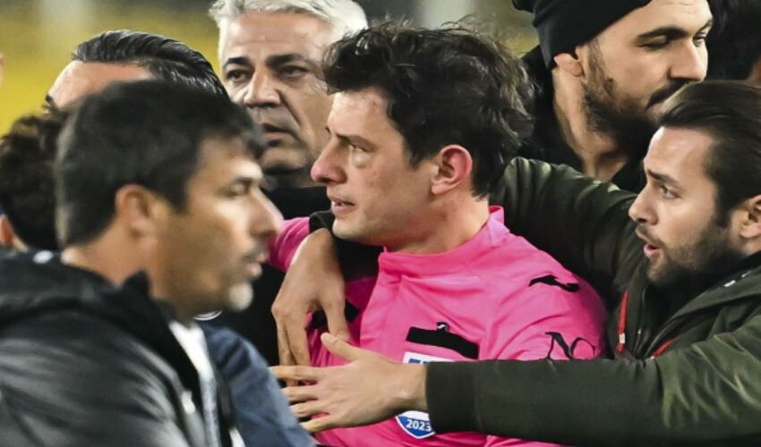 Hakem Halil Umut Meler’e saldırı olayında gözden kaçan an! Emre Belözoğlu öyle bir yakalandı ki… Hakem Halil Umut Meler’e saldırı olayında gözden kaçan an! Emre Belözoğlu öyle bir yakalandı ki…