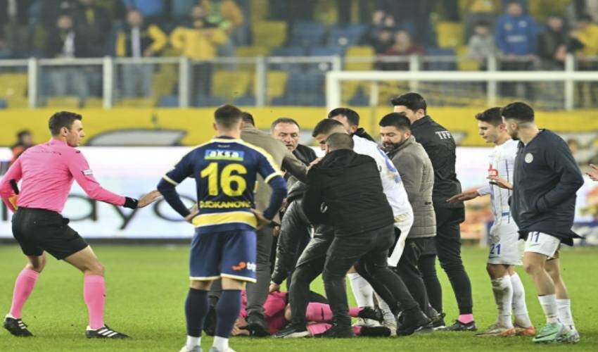 Hakem Halil Umut Meler’e saldırı olayında gözden kaçan an! Emre Belözoğlu öyle bir yakalandı ki… Hakem Halil Umut Meler’e saldırı olayında gözden kaçan an! Emre Belözoğlu öyle bir yakalandı ki…