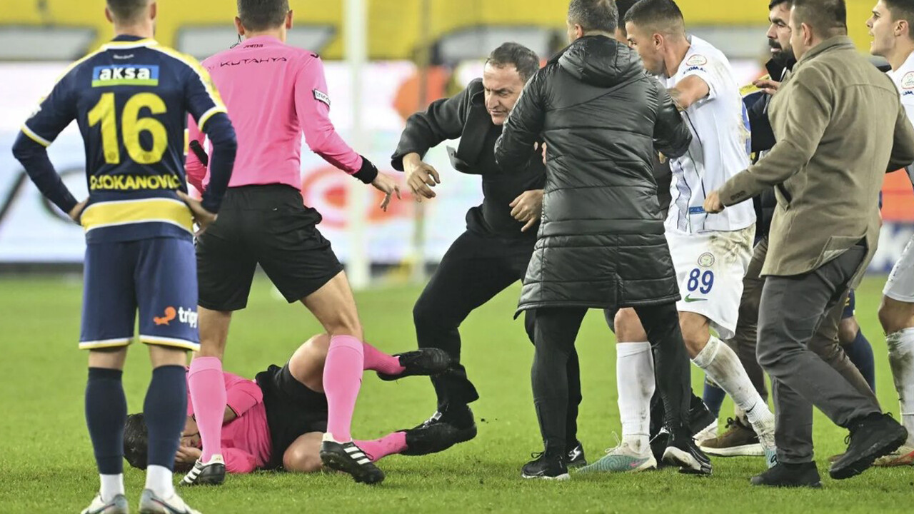 Halil Umut Meler hakemliği bıraktı mı? Hakem Halil Umut Meler’e ne oldu, neden yumruklandı? Halil Umut Meler son durumu!