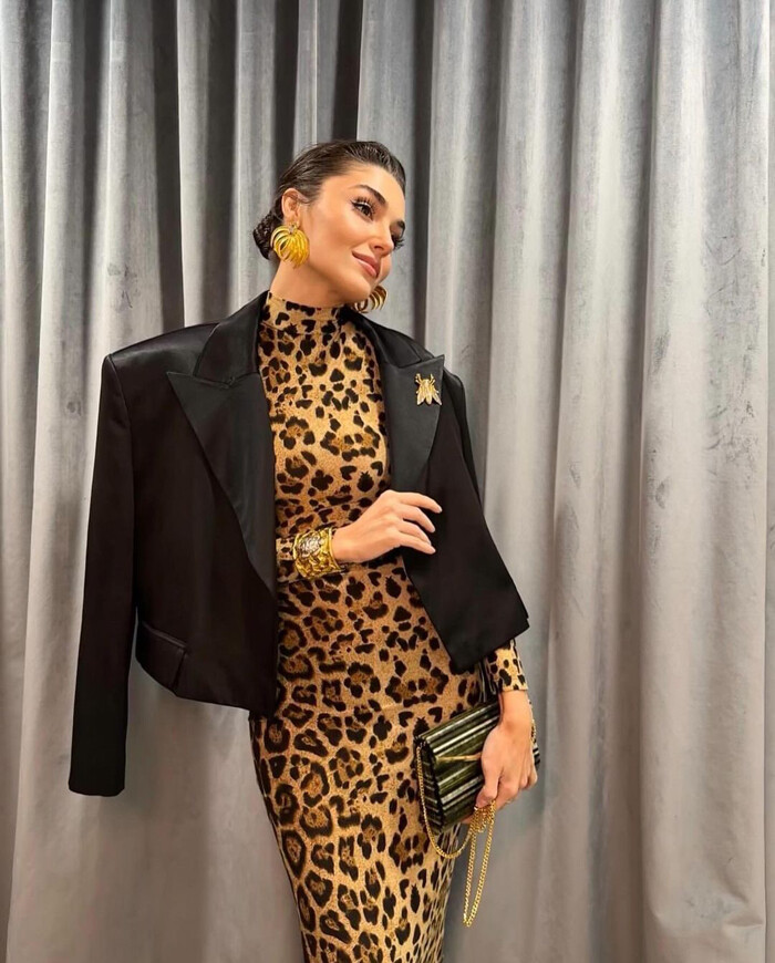Hande Erçel'in leopar şıklığı! Kombinin bedeli dudak uçuklattı Hande Erçel'in leopar şıklığı! Kombinin bedeli dudak uçuklattı