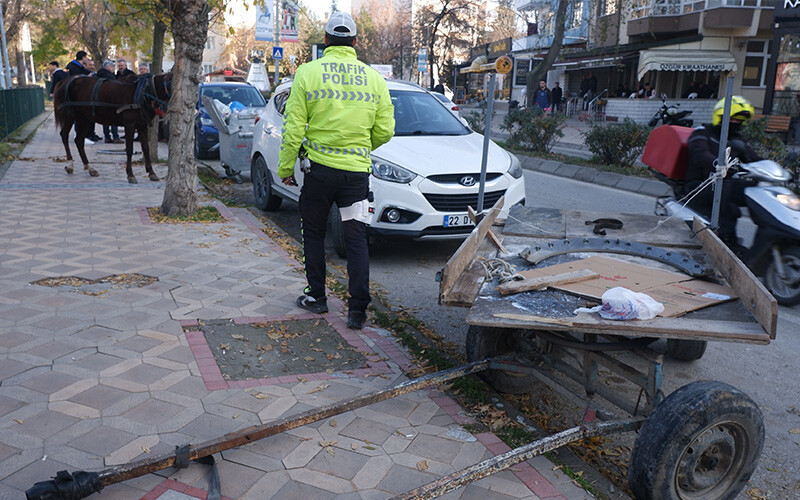 At arabası, otomobillere karşı! 5 aracı pert etti... Vatandaşlar gözlerine inanamadı
