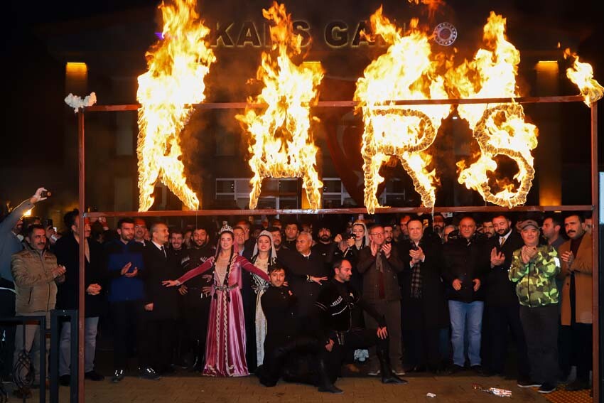 Davul zurnalar, halaylar, meşaleler... Raylarla buluşan Doğu Ekspresi'ne coşkulu karşılama