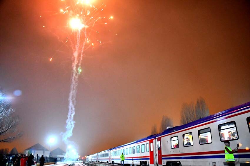 Davul zurnalar, halaylar, meşaleler... Raylarla buluşan Doğu Ekspresi'ne coşkulu karşılama