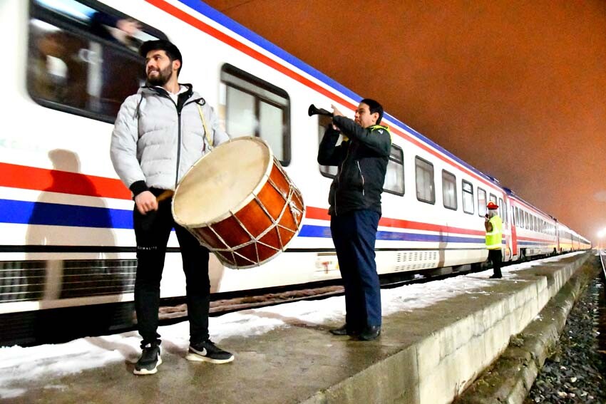 Davul zurnalar, halaylar, meşaleler... Raylarla buluşan Doğu Ekspresi'ne coşkulu karşılama