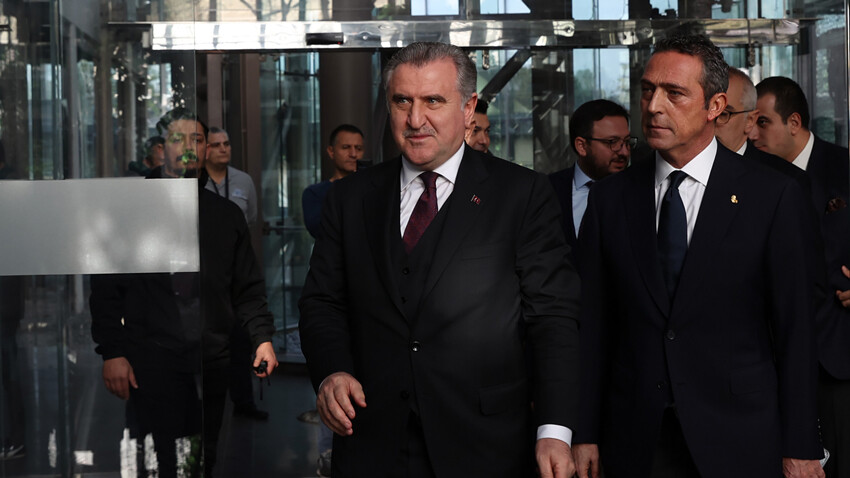 Kulüpler Birliği Büyükekşi'nin istifasını istiyor! Ali Koç: TFF kendini bu olaylardan ayıramaz Kulüpler Birliği Büyükekşi'nin istifasını istiyor! Ali Koç: TFF kendini bu olaylardan ayıramaz