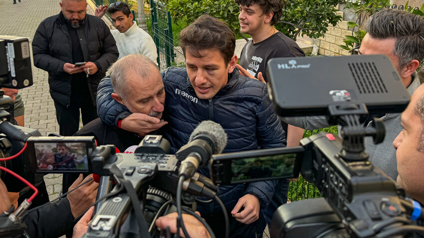 Halil Umut Meler Selçuk'taki evine döndü! Hakemliği bırakmayı düşünüyor Halil Umut Meler Selçuk'taki evine döndü! Hakemliği bırakmayı düşünüyor