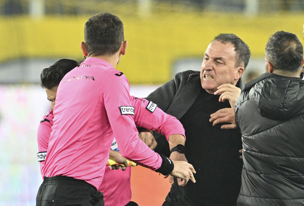 Faruk Koca ile Ankaragücü'nün cezası ne olacak? Spor hukukçuları değerlendirdi! Faruk Koca ile Ankaragücü'nün cezası ne olacak? Spor hukukçuları değerlendirdi!