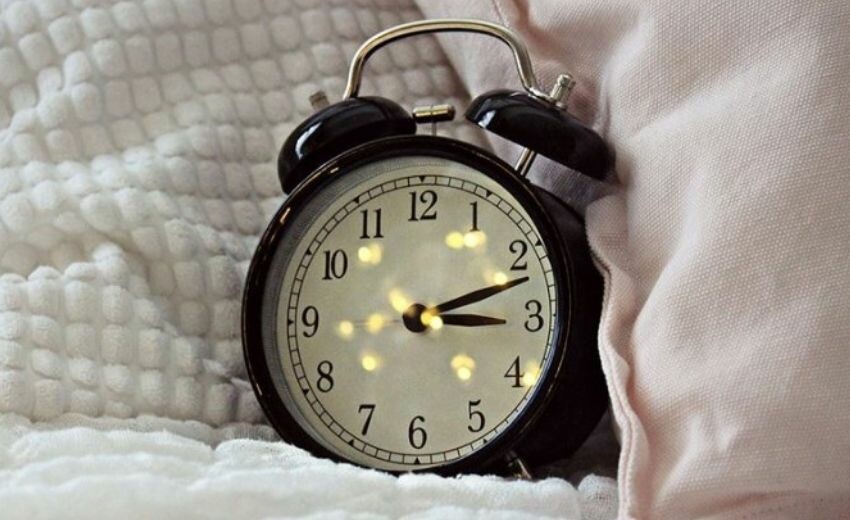 Kış saati uygulamasına neden geçilmiyor? Neden kış saatine geçmiyoruz? Saatler ileri, geri alınacak mı 2023? Kış saati uygulamasına neden geçilmiyor? Neden kış saatine geçmiyoruz? Saatler ileri, geri alınacak mı 2023?