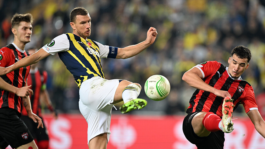 Fenerbahçe Spartak Trnava'yı Kadıköy'de 4'ledi, H Grubu'nu lider tamamladı Fenerbahçe Spartak Trnava'yı Kadıköy'de 4'ledi, H Grubu'nu lider tamamladı
