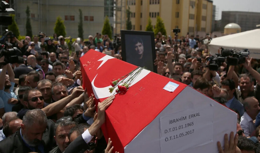 Babası öldüğünde 12 günlüktü… İbrahim Erkal’ın kızı büyüdü Babası öldüğünde 12 günlüktü… İbrahim Erkal’ın kızı büyüdü