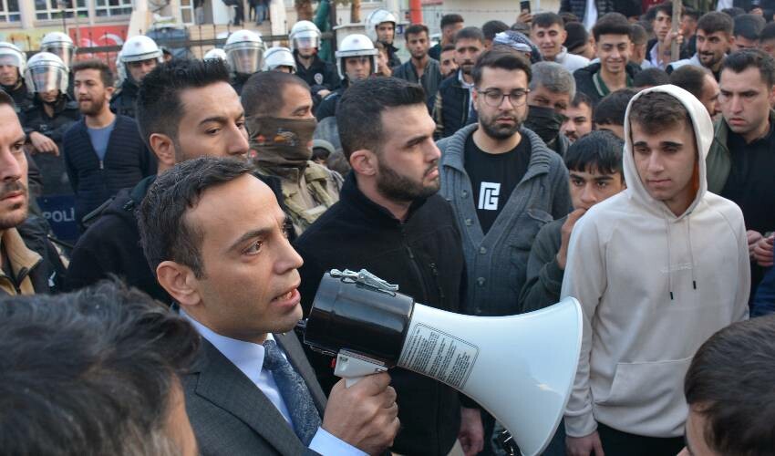 Kur’an-ı Kerim’i yırtma girişiminde bulunan şahıs tutuklandı! Linçten polis kurtardı Kur’an-ı Kerim’i yırtma girişiminde bulunan şahıs tutuklandı! Linçten polis kurtardı