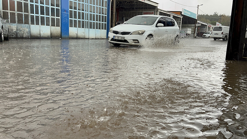 Çanakkale'yi sağanak vurdu! Dere taştı, yollar göle döndü, arabalar sular altında kaldı
