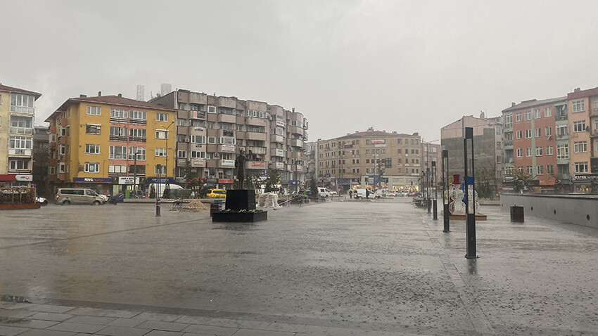 Çanakkale'yi sağanak vurdu! Dere taştı, yollar göle döndü, arabalar sular altında kaldı