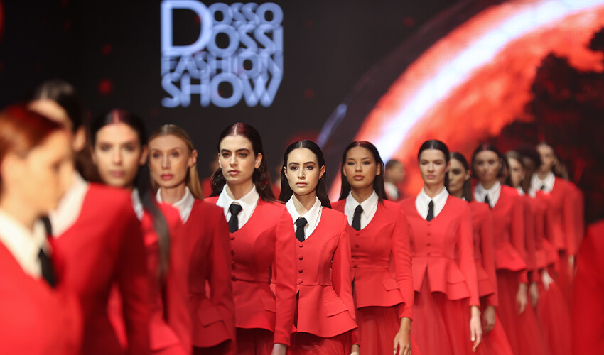 Dünyaca ünlü modellerden kırmızı-beyaz defile Dünyaca ünlü modellerden kırmızı-beyaz defile