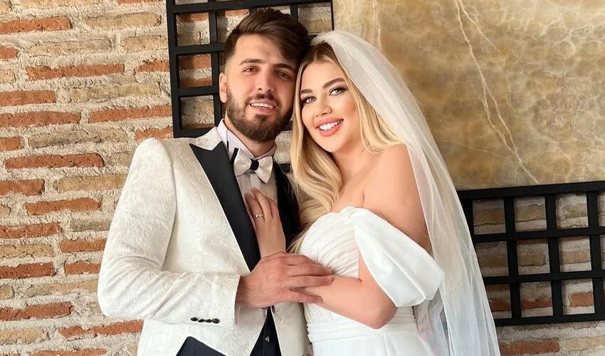 Oyuncu Seda Tosun, boşandığını nikah cüzdanını yırtarak duyurdu Oyuncu Seda Tosun, boşandığını nikah cüzdanını yırtarak duyurdu