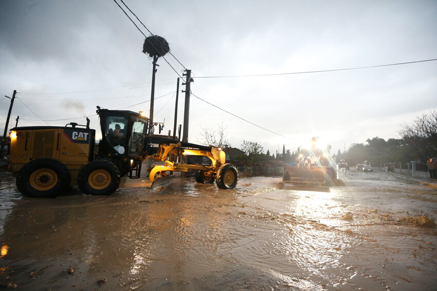 Dereler taştı, mahalleler su altında kaldı, İstanbul'da da başladı... Şiddetli yağış tam 38 saat sürecek!