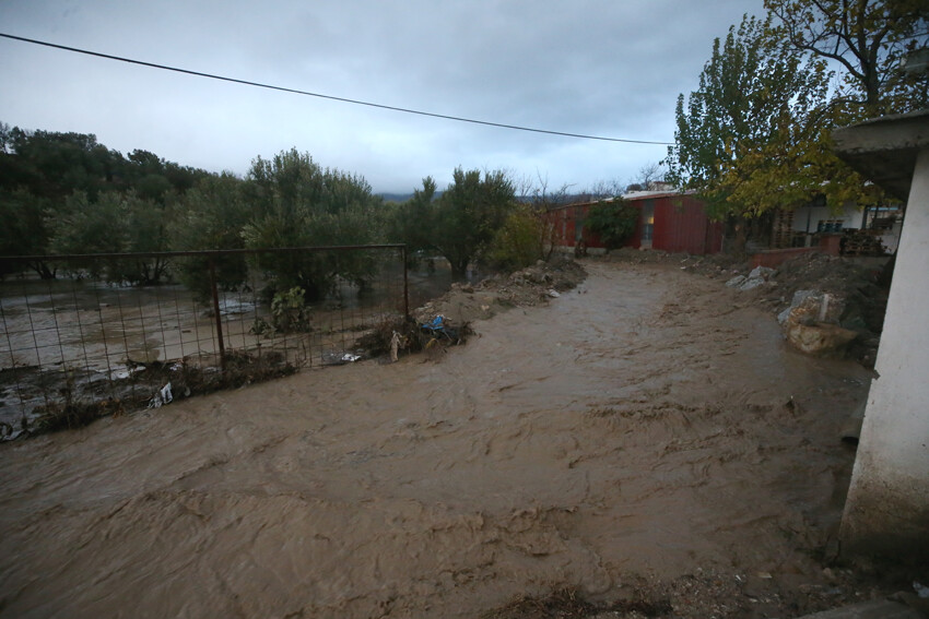 Dereler taştı, mahalleler su altında kaldı, İstanbul'da da başladı... Şiddetli yağış tam 38 saat sürecek!