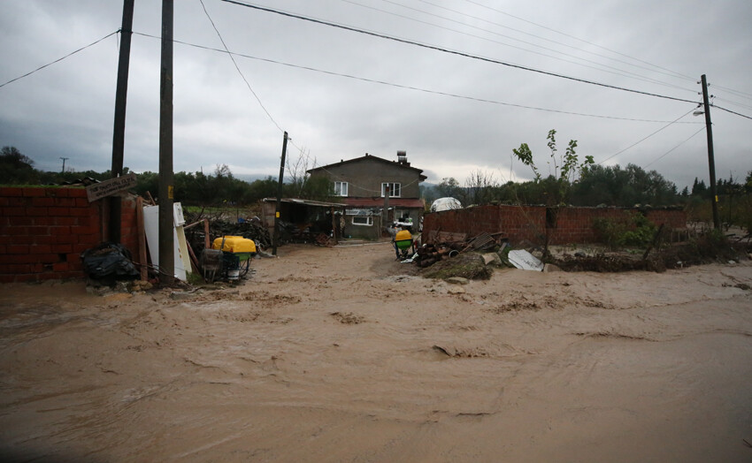 Dereler taştı, mahalleler su altında kaldı, İstanbul'da da başladı... Şiddetli yağış tam 38 saat sürecek!
