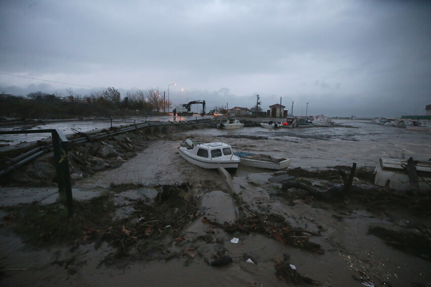 Dereler taştı, mahalleler su altında kaldı, İstanbul'da da başladı... Şiddetli yağış tam 38 saat sürecek!
