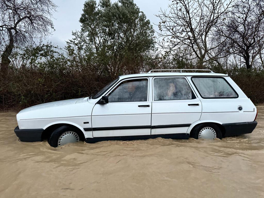 Dereler taştı, mahalleler su altında kaldı, İstanbul'da da başladı... Şiddetli yağış tam 38 saat sürecek!
