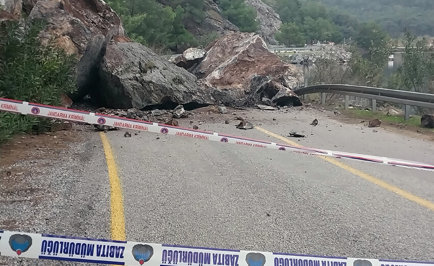Dereler taştı, mahalleler su altında kaldı, İstanbul'da da başladı... Şiddetli yağış tam 38 saat sürecek!