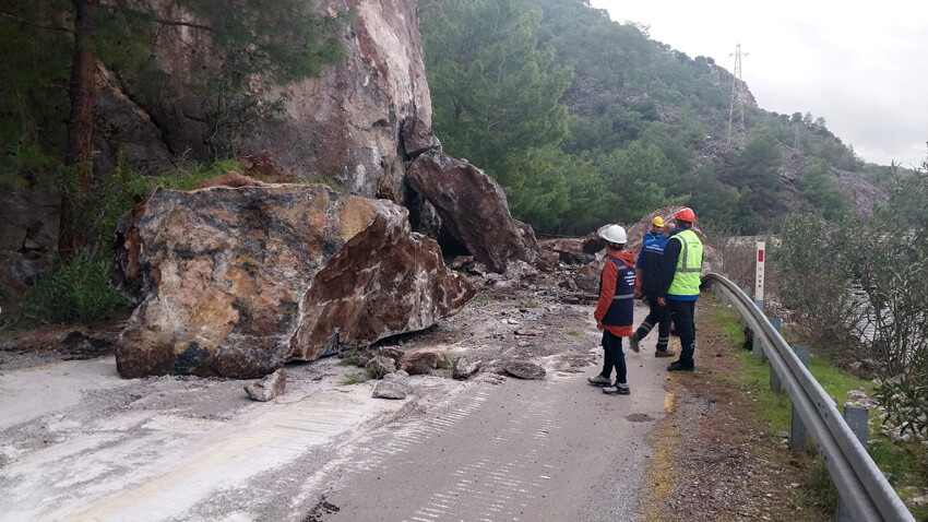 Dereler taştı, mahalleler su altında kaldı, İstanbul'da da başladı... Şiddetli yağış tam 38 saat sürecek!