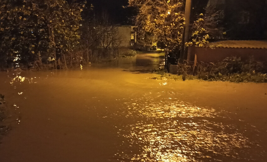 Dereler taştı, mahalleler su altında kaldı, İstanbul'da da başladı... Şiddetli yağış tam 38 saat sürecek!