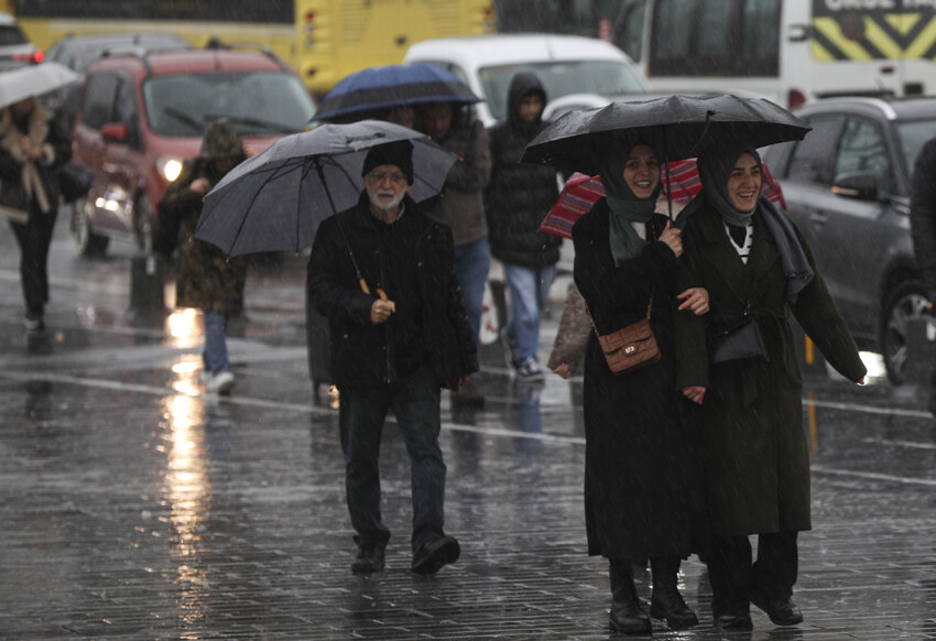 Dereler taştı, mahalleler su altında kaldı, İstanbul'da da başladı... Şiddetli yağış tam 38 saat sürecek!