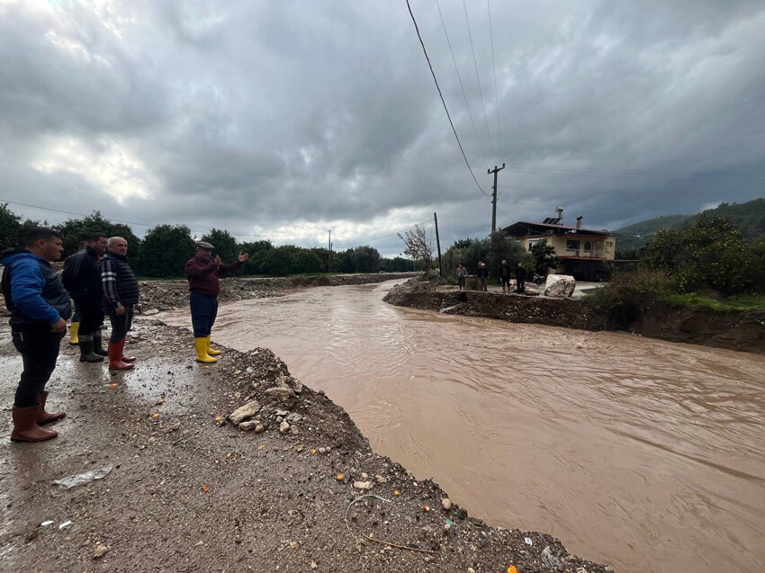 Dereler taştı, mahalleler su altında kaldı, İstanbul'da da başladı... Şiddetli yağış tam 38 saat sürecek!