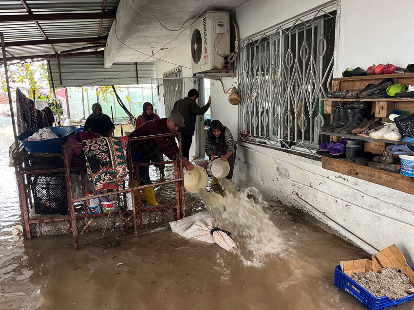 Dereler taştı, mahalleler su altında kaldı, İstanbul'da da başladı... Şiddetli yağış tam 38 saat sürecek!