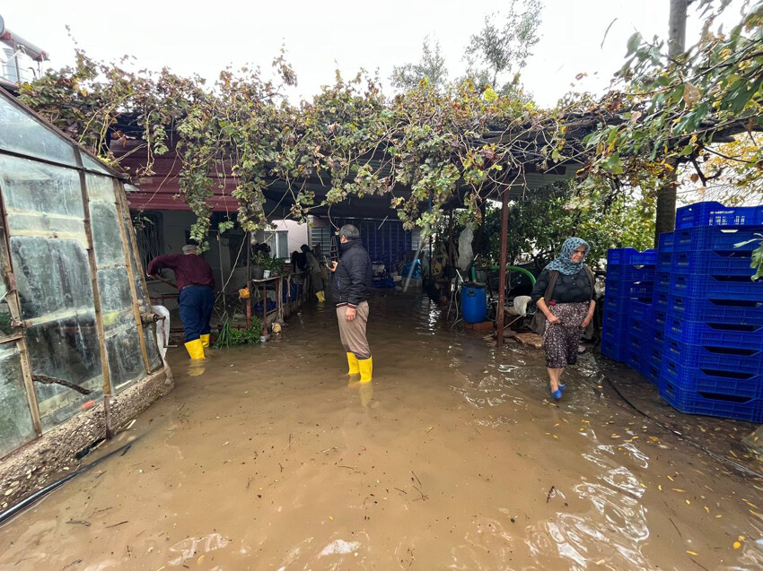 Dereler taştı, mahalleler su altında kaldı, İstanbul'da da başladı... Şiddetli yağış tam 38 saat sürecek!